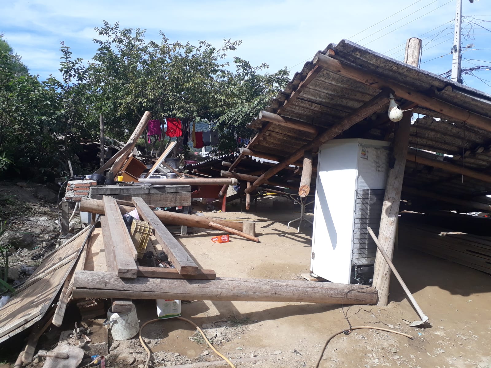 Itajaí: Casa desaba com casal dentro no bairro Fazenda