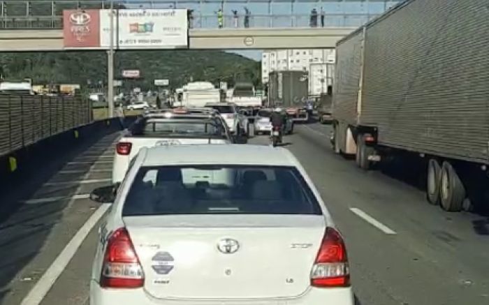 Balneário Camboriú - Homem ameaça se jogar de passarela na BR-101