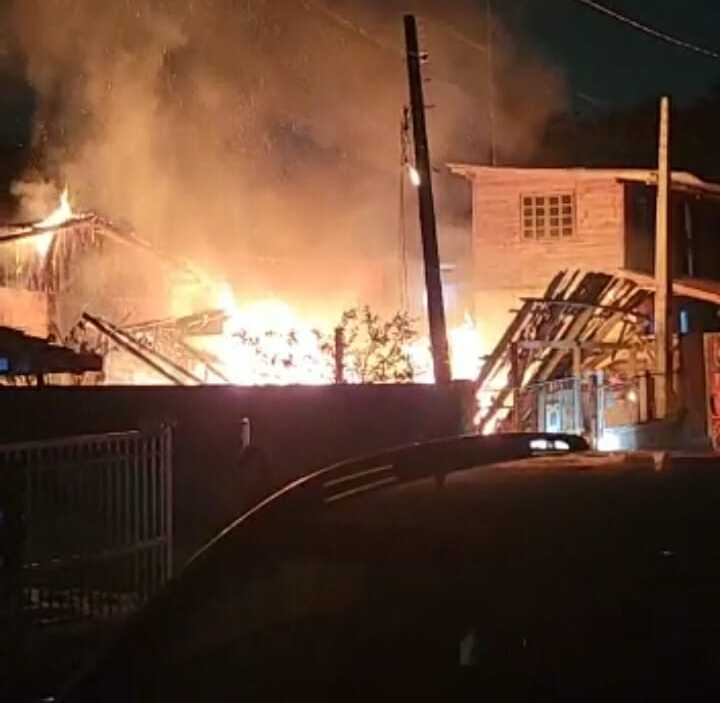 Balneário Piçarras – Incêndio destrói residência no bairro Nossa Senhora da Paz 