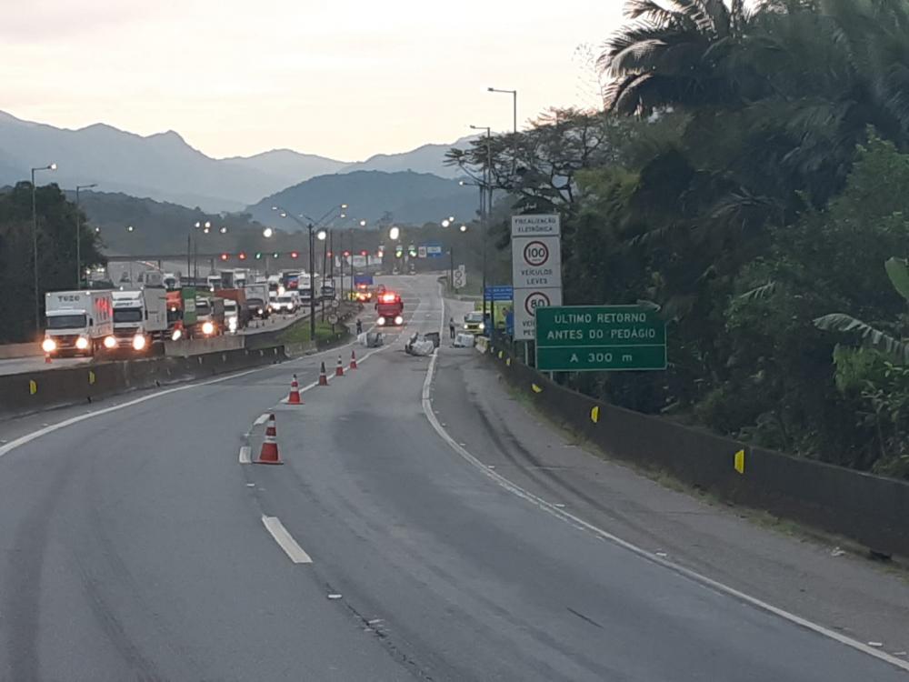 Garuva – Tombamento de carreta bloqueia pista e causa engarrafamento na BR-101
