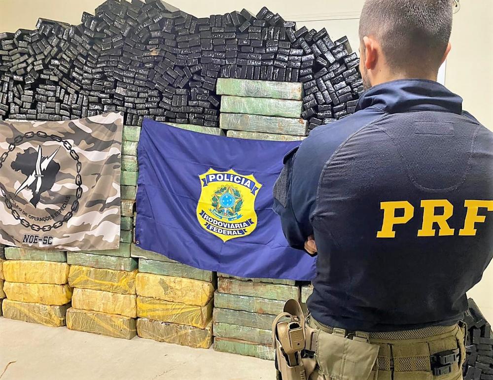 Biguaçu - PRF apreende uma tonelada e meia de maconha na BR-101 