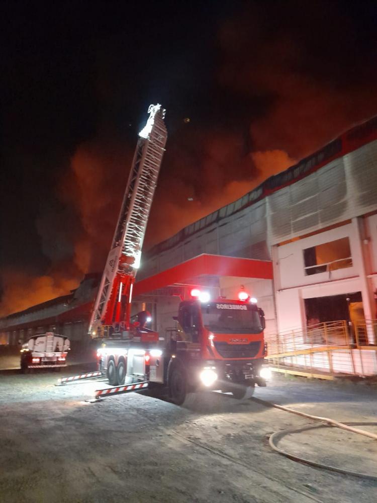 Barra Velha - Incêndio destrói galpão logístico na BR-101 próximo do acesso ao bairro Medeiros