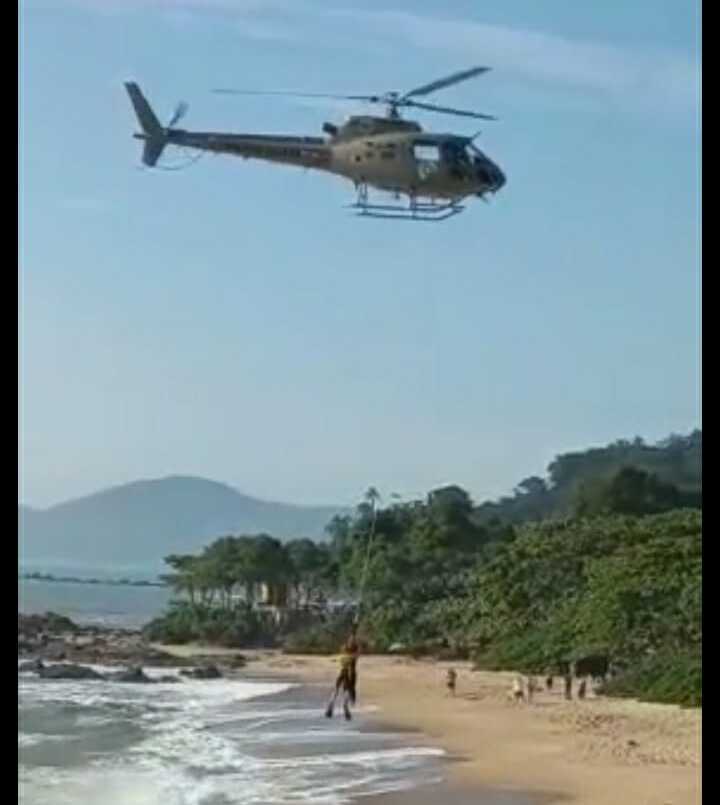 Penha – Três náufragos são resgatados a aproximadamente a dois quilômetros da costa da praia da Bacia da Vovó