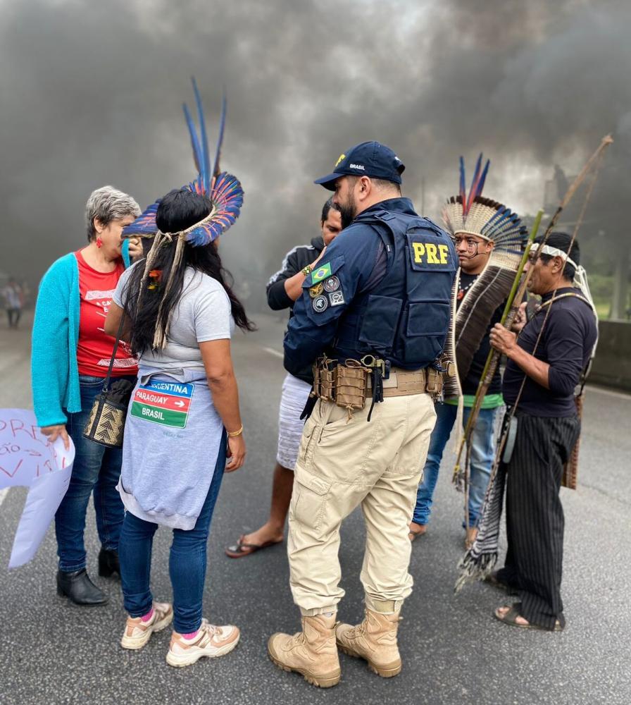 Palhoça - Manifestação de indígenas bloqueia a BR-101