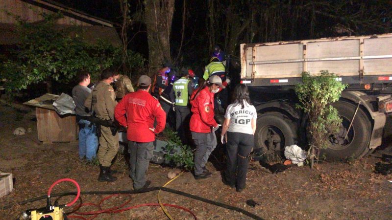 Araquari: Acidente entre caminhão bitrem e dois carros deixa dois mortos na BR-280