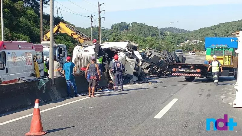 Joinville - Carreta que transportava container tomba na BR-101