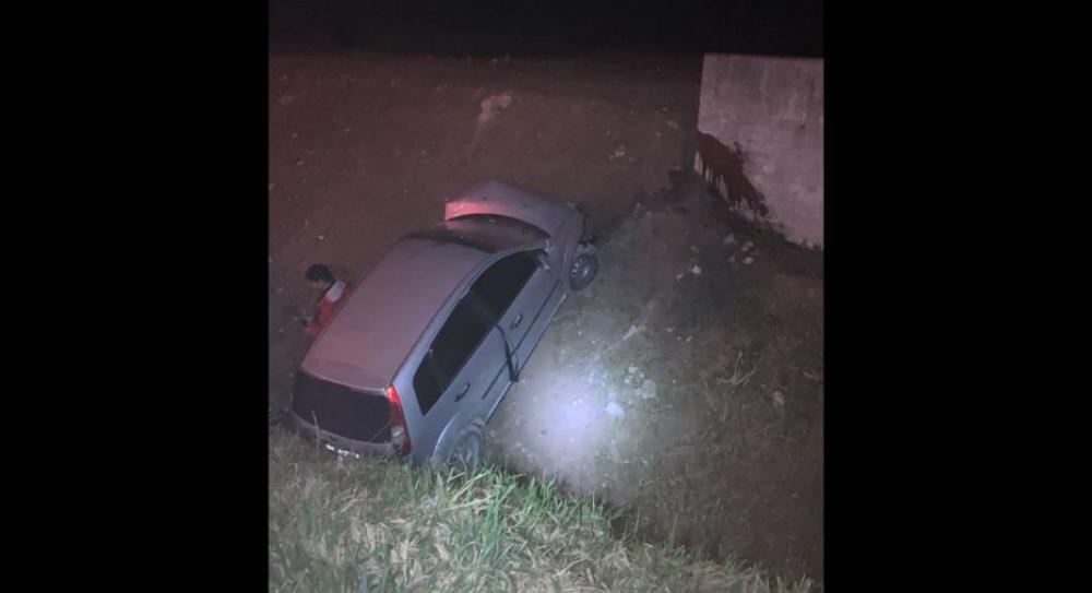 Ilhota - Carro bate em cabeceira de ponte na BR-470 e passageiro passa mal após acidente