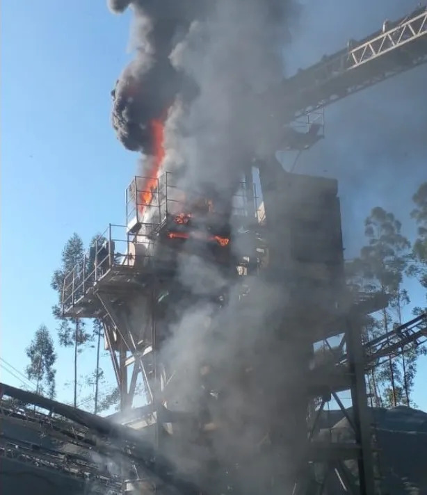 São João do Itaperiú – Equipamento de pedreira pega fogo e mobiliza bombeiros da cidade