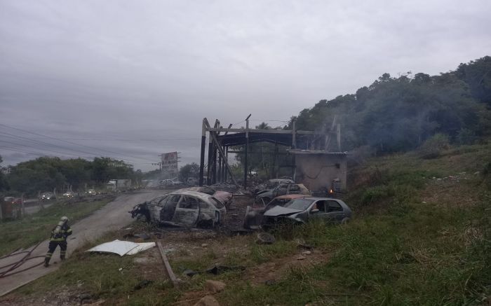 Barra Velha – Incêndio destrói 15 carcaças de veículos de ferro velho às margens da BR-101
