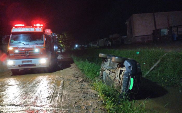 Barra Velha - Carro tomba em vala e passageira fica presa às ferragens na Quinta dos Açorianos