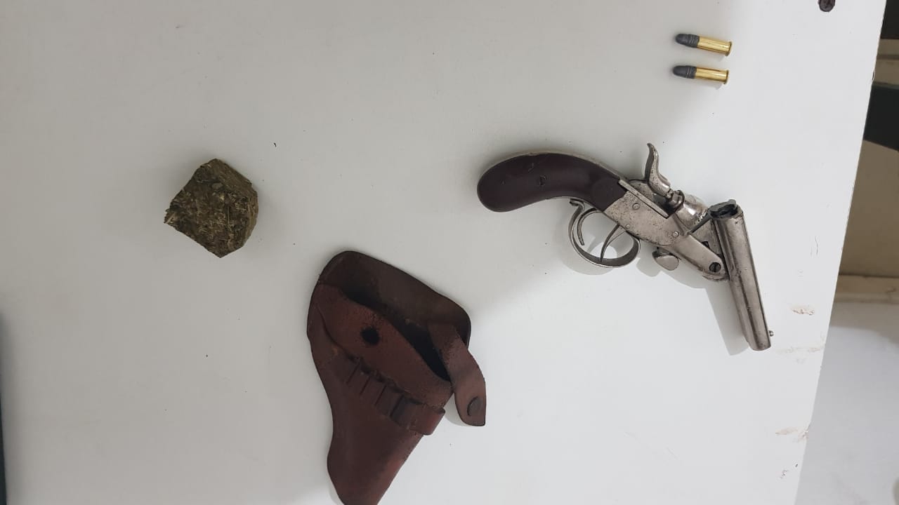 Barra Velha: Homem é preso por posse ilegal de arma e porte de drogas na Quinta dos Açorianos