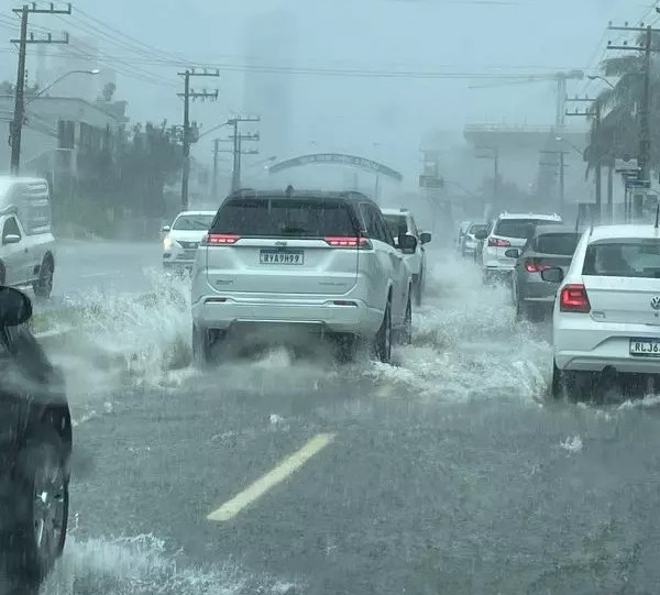 Ciclone Extratropical - Defesa Civil de SC orienta população sobre riscos de deslizamentos e inundações