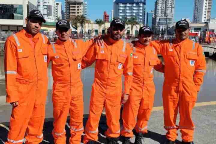Itajaí - Sobreviventes de naufrágio desembarcam na Capitana dos Portos de Itajaí 