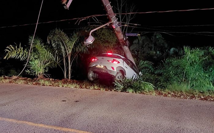 Luiz Alves - Motorista derruba poste na Estrada Geral do Braço Serafim.