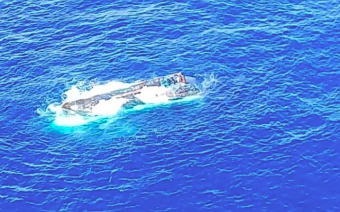 Pesqueiro Safadi Seif está emborcado na costa de Santa Catarina