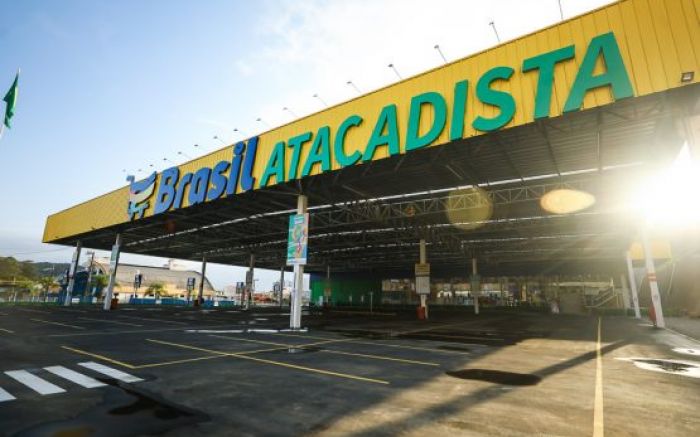 Itajaí - Bandidos arrombam o supermercado Brasil Atacadista