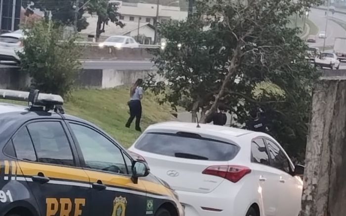 Barra Velha – Jovem é salva ao tentar se jogar do viaduto do bairro São Cristóvão