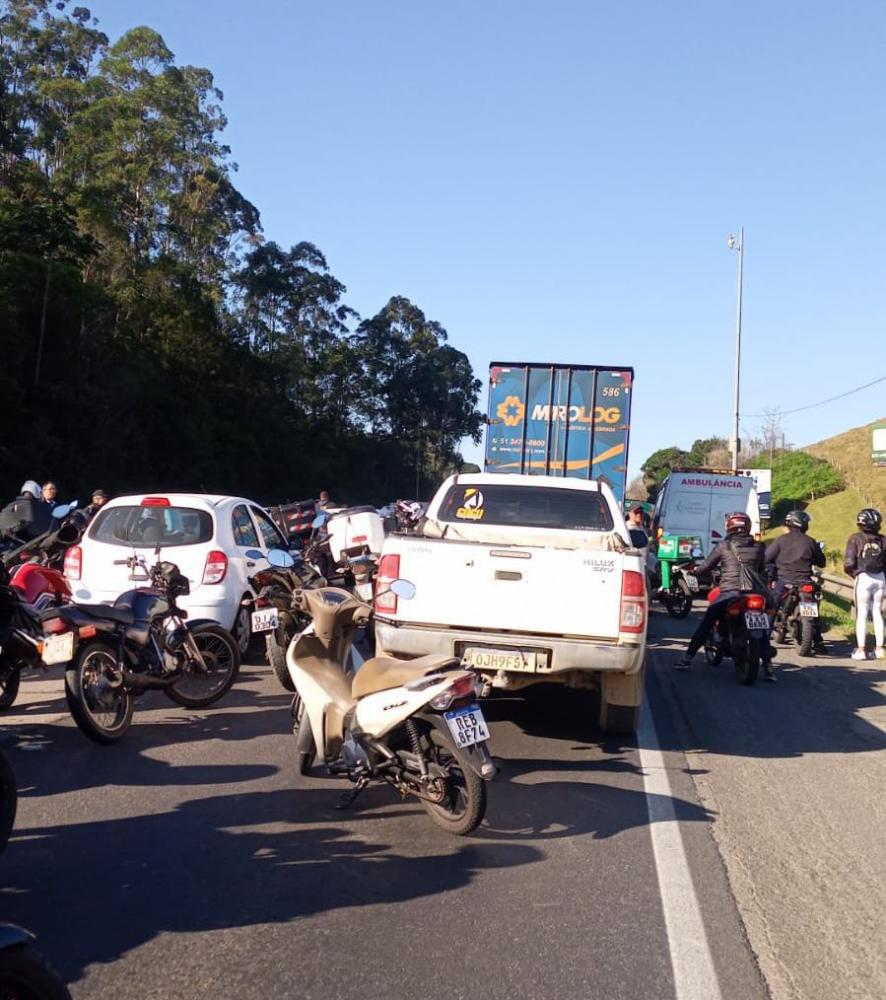 Balneário Camboriú – Acidente com carreto e moto deixa o trânsito lento na BR-101 