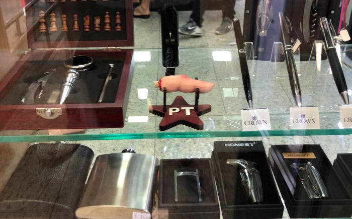 Peça que imita dedo decepado de Lula é tirada de vitrine de supermercado
