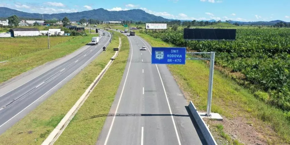DNIT fará limpeza de placas de publicidade na BR-470
