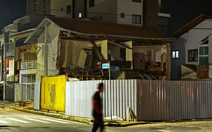 Balneário Piçarras - Casa ao lado de obra tem parte desabada