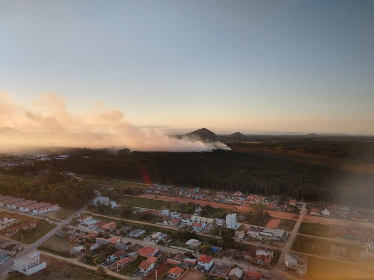 Barra Velha: Fumaça de incêndio em área de reflorestamento atinge cinco bairros e o Centro da cidade
