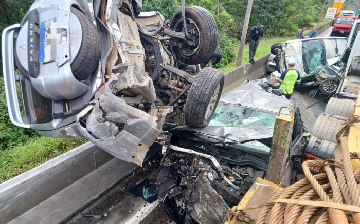 Acidente na Serra de Guaratuba com carreta e 14 carros deixa sete feridos
