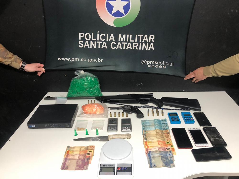 Navegantes – Dois casais são presos por tráfico de drogas no bairro São Paulo 