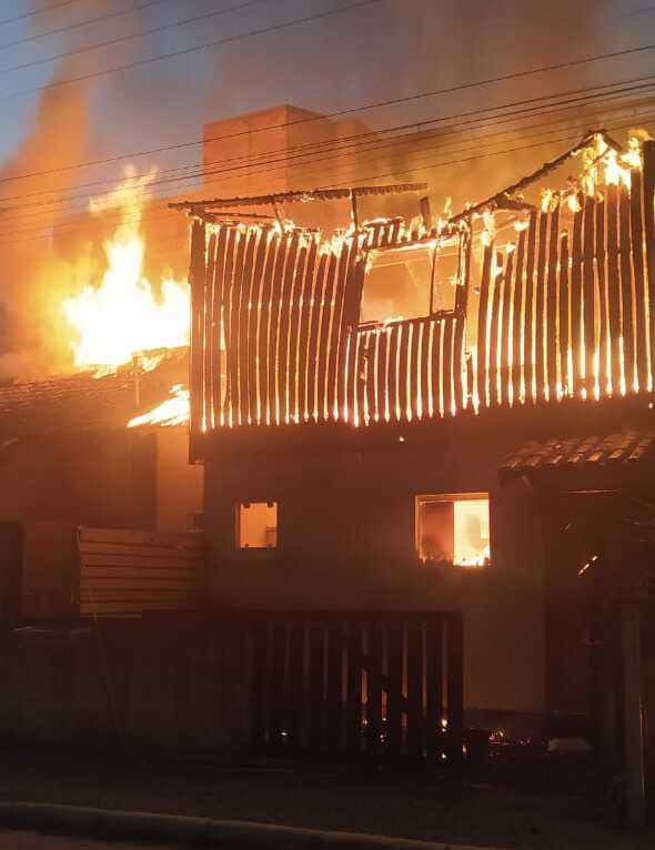 Balneário Piçarras – Fogo destrói quitinetes no bairro Itacolomi