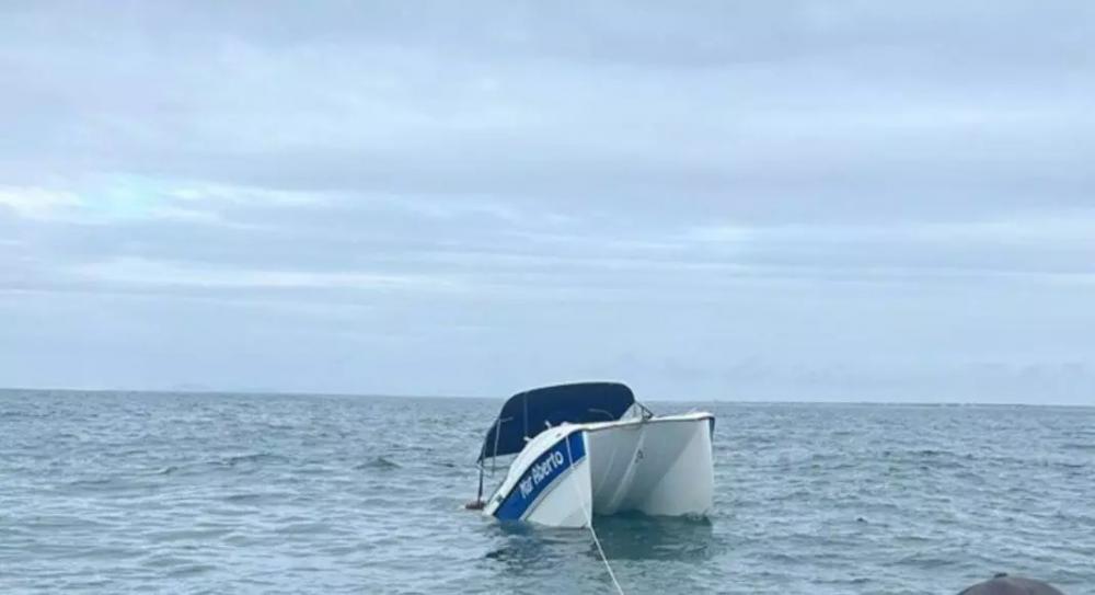 Balneário Barra do Sul – Catamarã com 3 pessoas a bordo naufraga entre as ilhas do Remédio e Tamboretes