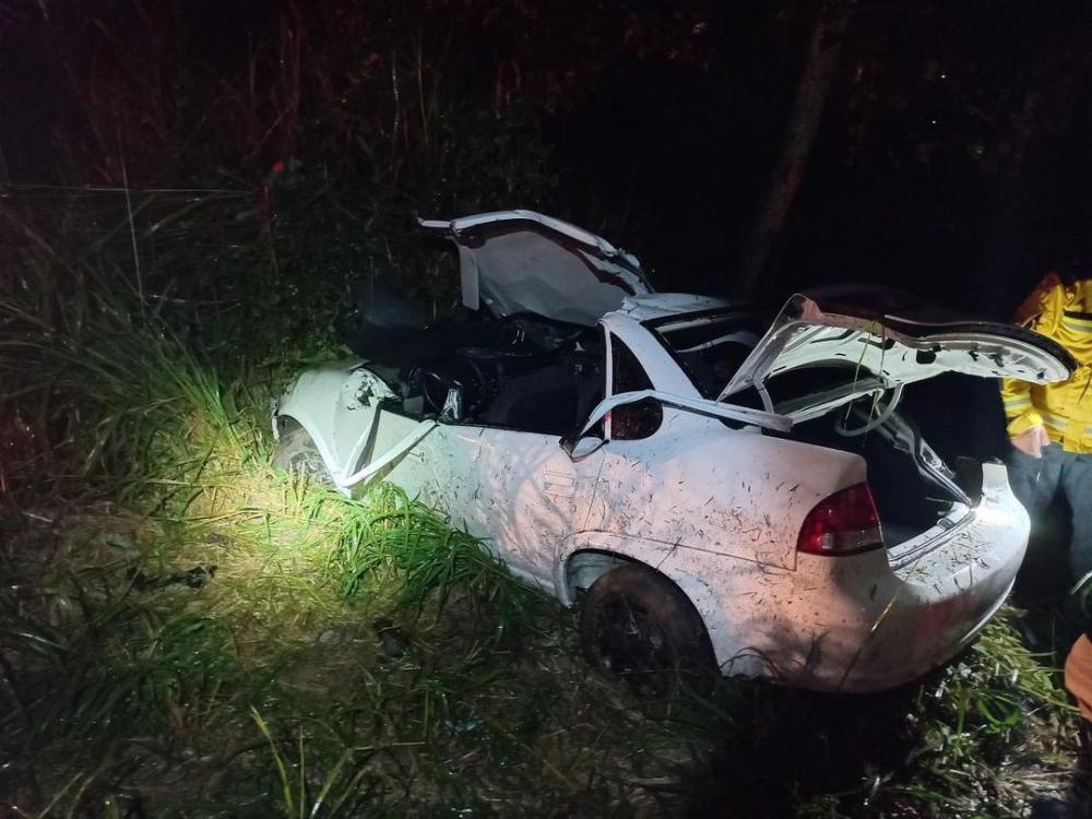Navegantes – Carro sai da pista e bate em árvore na SC-414