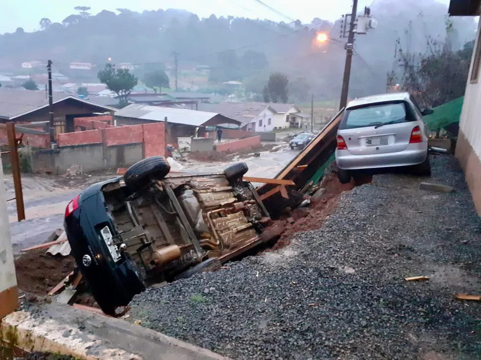 Ciclone e chuva causam deslizamentos de terra e alagamentos em SC