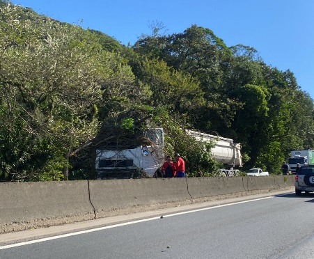 Caminhões tombam com força do vento e árvores bloqueiam rodovias no Norte de SC