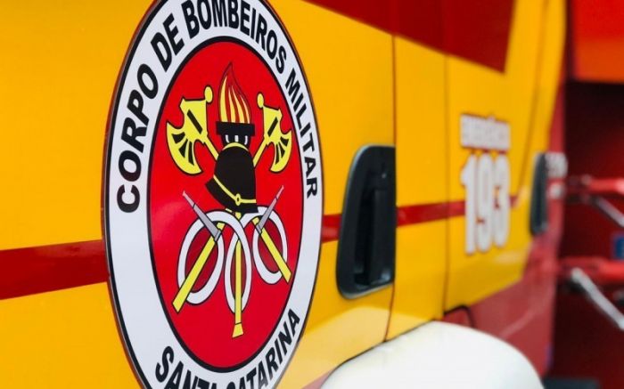 Blumenau - Adolescente acende rojão dentro de sala de aula e sofre fratura na mão