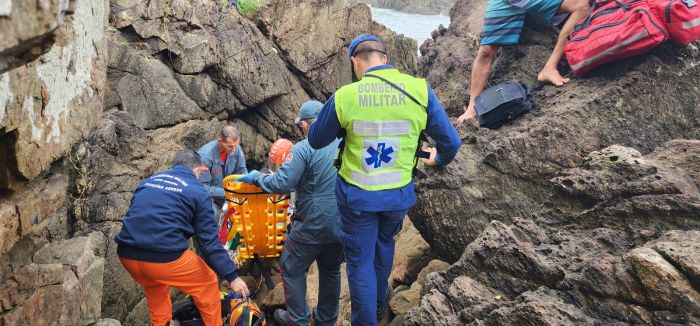 Penha - Turista cai do costão da Ponta da Vigia e fica inconsciente