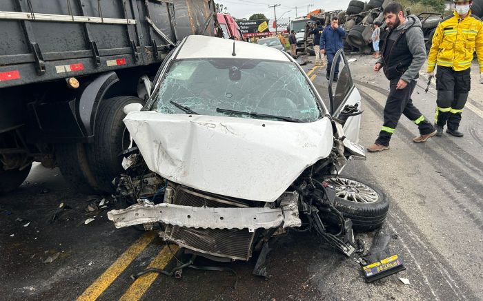 Araquari - Grave acidente com sete veículos deixa pessoa ferida na BR-280