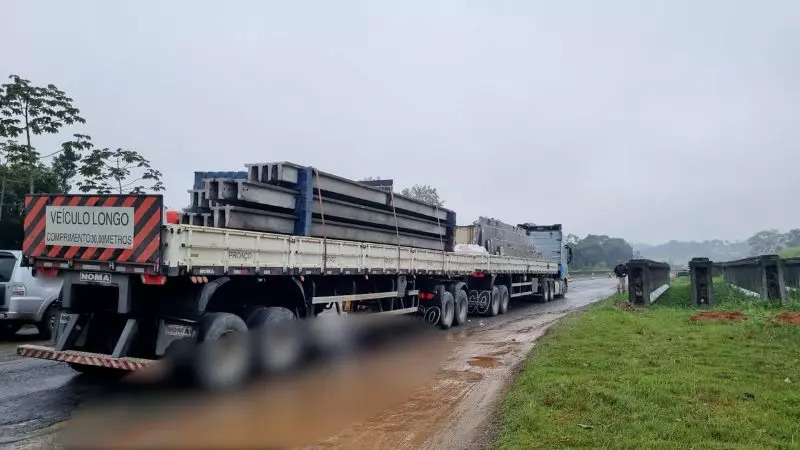 Blumenau - Motociclista morre após acidente grave com carreta na BR-470