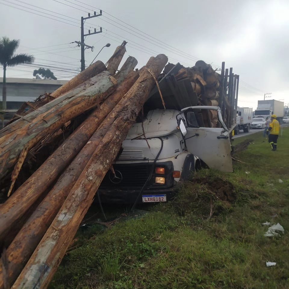 Navegantes – Motorista morre esmagado após carga de toras de cair sobre cabine de caminhão na BR-470