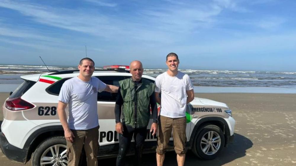 Policiais Militares resgatam pescador no mar da praia de Barra Velha da cidade de Içara