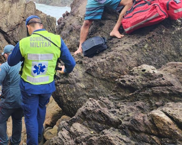 Penha - Idoso de 72 anos cai de costão na Praia Vermelha e é resgatado pelos bombeiros