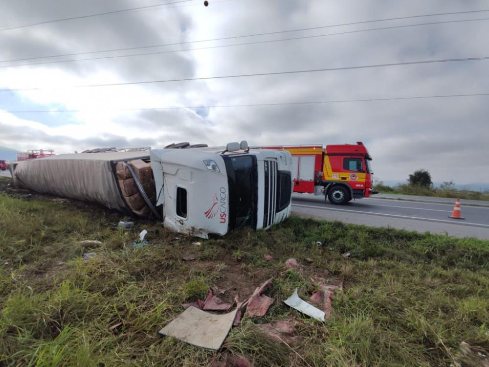 Ilhota - Quatro pessoas ficam feridas após tombamento de carreta na BR-470