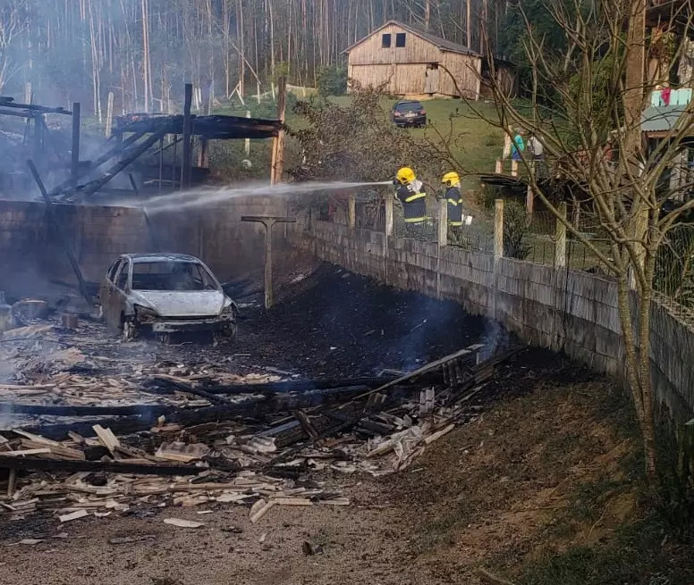 Ilhota - Casa, carro e rancho ficam destruídos após incêndio