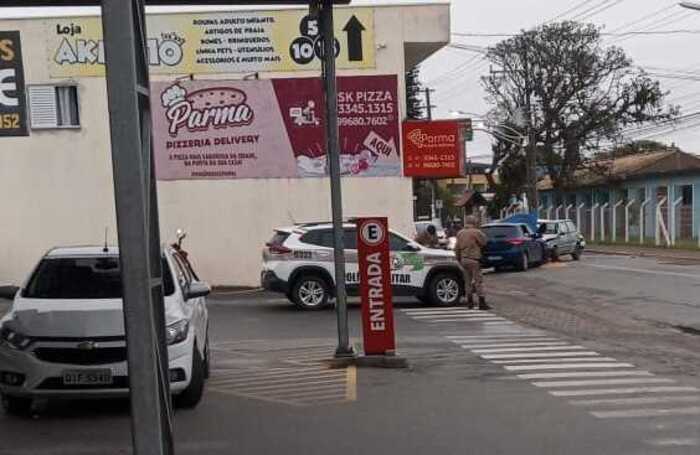 Penha – Acidente entre dois veículos na Avenida Nereu Ramos deixa três pessoas feridas