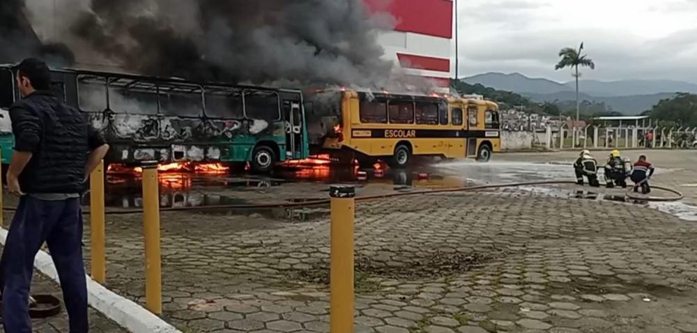 Incêndio destrói ônibus escolares em São João Batista