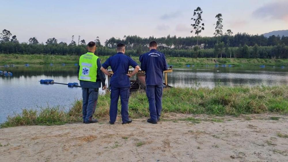 Penha – Bombeiros retomam buscas na lagoa no bairro Santa Lídia onde adolescente de 15 anos se afogou