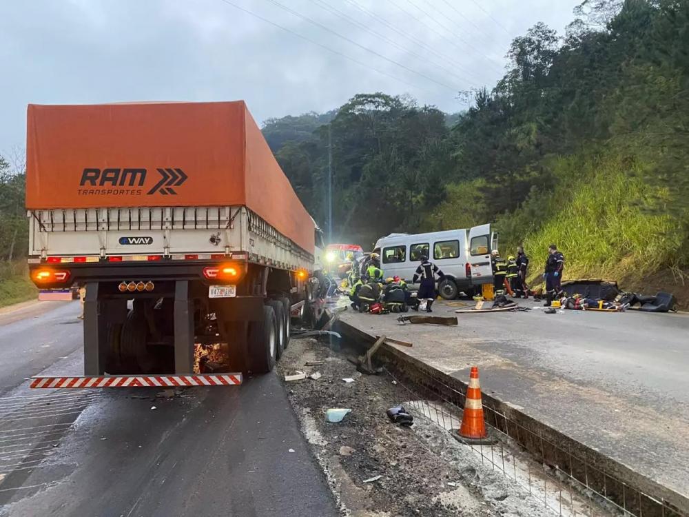 BR-470 – Acidente entre carreta e van deixa três mortes e oito feridos 