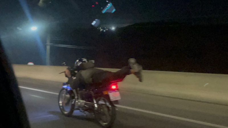 Balneário Piçarras - Motoqueiro é flagrado fazendo manobras perigosas na BR-101