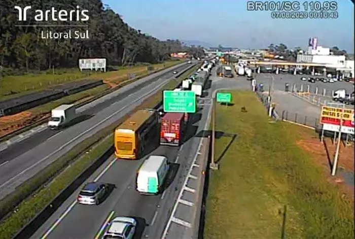 Navegantes - Engavetamento com 5 caminhões trava trânsito na BR-101