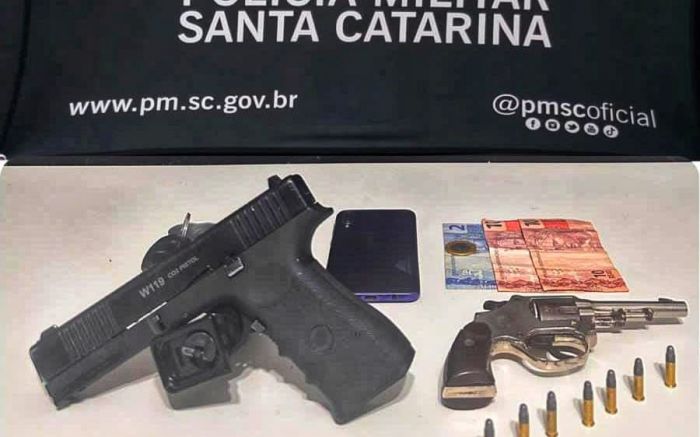 Itajaí - Dupla suspeita de assalto em Balneário Piçarras é presa na Praia Brava 