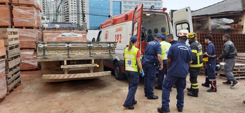Itajaí - Trabalhador é prensado entre caminhão e pilha de tijolos no bairro Fazenda